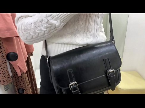 ❤️ Masturbazzjoni pubblika tal-kelba żagħżugħa FeralBerry b'dildo fil-kamra tal-armar ❤️❌ Porno fil-porn mt.sexonfire.ru ️❤